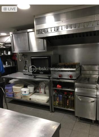 À VENDRE – FONDS DE COMMERCE RESTAURANT À MANDELIEU-LA-NAPOULE

Opportunité rare pour professionnel de la restauration.

Restaurant en activité depuis plusieurs années, bénéficiant d'une clientèle fidèle et d'un emplacement stratégique en centre-ville de Mandelieu-La-Napoule, avec de nombreuses possibilités de stationnement à proximité.

Caractéristiques du restaurant
Salle de restaurant de 80 m²
Capacité d'environ 40 couverts en intérieur
Terrasse couverte de 24 places
Cuisine professionnelle d'environ 30 m², fonctionnelle et entièrement équipée
Gaz de ville et électricité
Établissement conforme aux normes PMR
Données d'exploitation
Chiffre d'affaires : 228 000 €
Prix de vente : 111 000 € FAI
Loyer : 1 850 € TTC par mois, charges comprises
Ouverture actuelle : service du midi et du soir
Fermeture : 2 jours par semaine
Possibilité d'ouverture en continu (service non-stop)
Fermeture annuelle : entre 1 mois et demi et 2 mois
Licence III
Annexes incluses au bail
1 box privatif
1 second box fermé en location pour seulement 120 €/mois
Équipements professionnels inclus
2 systèmes d'extraction en toiture avec moteurs neufs
Piano gaz
Friteuse gaz
Barbecue pierre de lave
Four ventilé
Tour réfrigérée
7 tables de travail inox
Lave-vaisselle récent (1 an)
2 armoires réfrigérées positives
1 armoire négative neuve
Cellule de refroidissement
Machine sous vide
Robot Coupe
Hachoir à viande
Nombreux autres équipements professionnels

Affaire clé en main, parfaitement équipée, idéale pour un couple ou un professionnel souhaitant reprendre immédiatement une activité rentable sans investissement complémentaire.

Pour plus d'informations ou pour organiser une visite, contactez-moi.
