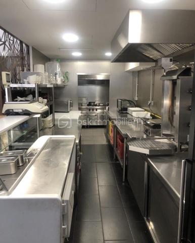 À VENDRE – FONDS DE COMMERCE RESTAURANT À MANDELIEU-LA-NAPOULE

Opportunité rare pour professionnel de la restauration.

Restaurant en activité depuis plusieurs années, bénéficiant d'une clientèle fidèle et d'un emplacement stratégique en centre-ville de Mandelieu-La-Napoule, avec de nombreuses possibilités de stationnement à proximité.

Caractéristiques du restaurant
Salle de restaurant de 80 m²
Capacité d'environ 40 couverts en intérieur
Terrasse couverte de 24 places
Cuisine professionnelle d'environ 30 m², fonctionnelle et entièrement équipée
Gaz de ville et électricité
Établissement conforme aux normes PMR
Données d'exploitation
Chiffre d'affaires : 228 000 €
Prix de vente : 111 000 € FAI
Loyer : 1 850 € TTC par mois, charges comprises
Ouverture actuelle : service du midi et du soir
Fermeture : 2 jours par semaine
Possibilité d'ouverture en continu (service non-stop)
Fermeture annuelle : entre 1 mois et demi et 2 mois
Licence III
Annexes incluses au bail
1 box privatif
1 second box fermé en location pour seulement 120 €/mois
Équipements professionnels inclus
2 systèmes d'extraction en toiture avec moteurs neufs
Piano gaz
Friteuse gaz
Barbecue pierre de lave
Four ventilé
Tour réfrigérée
7 tables de travail inox
Lave-vaisselle récent (1 an)
2 armoires réfrigérées positives
1 armoire négative neuve
Cellule de refroidissement
Machine sous vide
Robot Coupe
Hachoir à viande
Nombreux autres équipements professionnels

Affaire clé en main, parfaitement équipée, idéale pour un couple ou un professionnel souhaitant reprendre immédiatement une activité rentable sans investissement complémentaire.

Pour plus d'informations ou pour organiser une visite, contactez-moi.