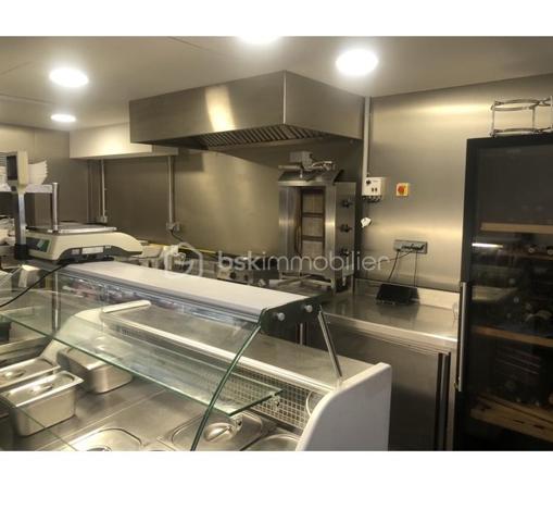 À VENDRE – FONDS DE COMMERCE RESTAURANT À MANDELIEU-LA-NAPOULE

Opportunité rare pour professionnel de la restauration.

Restaurant en activité depuis plusieurs années, bénéficiant d'une clientèle fidèle et d'un emplacement stratégique en centre-ville de Mandelieu-La-Napoule, avec de nombreuses possibilités de stationnement à proximité.

Caractéristiques du restaurant
Salle de restaurant de 80 m²
Capacité d'environ 40 couverts en intérieur
Terrasse couverte de 24 places
Cuisine professionnelle d'environ 30 m², fonctionnelle et entièrement équipée
Gaz de ville et électricité
Établissement conforme aux normes PMR
Données d'exploitation
Chiffre d'affaires : 228 000 €
Prix de vente : 111 000 € FAI
Loyer : 1 850 € TTC par mois, charges comprises
Ouverture actuelle : service du midi et du soir
Fermeture : 2 jours par semaine
Possibilité d'ouverture en continu (service non-stop)
Fermeture annuelle : entre 1 mois et demi et 2 mois
Licence III
Annexes incluses au bail
1 box privatif
1 second box fermé en location pour seulement 120 €/mois
Équipements professionnels inclus
2 systèmes d'extraction en toiture avec moteurs neufs
Piano gaz
Friteuse gaz
Barbecue pierre de lave
Four ventilé
Tour réfrigérée
7 tables de travail inox
Lave-vaisselle récent (1 an)
2 armoires réfrigérées positives
1 armoire négative neuve
Cellule de refroidissement
Machine sous vide
Robot Coupe
Hachoir à viande
Nombreux autres équipements professionnels

Affaire clé en main, parfaitement équipée, idéale pour un couple ou un professionnel souhaitant reprendre immédiatement une activité rentable sans investissement complémentaire.

Pour plus d'informations ou pour organiser une visite, contactez-moi.