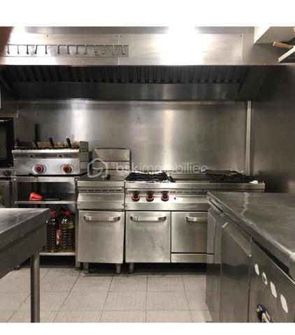 À VENDRE – FONDS DE COMMERCE RESTAURANT À MANDELIEU-LA-NAPOULE

Opportunité rare pour professionnel de la restauration.

Restaurant en activité depuis plusieurs années, bénéficiant d'une clientèle fidèle et d'un emplacement stratégique en centre-ville de Mandelieu-La-Napoule, avec de nombreuses possibilités de stationnement à proximité.

Caractéristiques du restaurant
Salle de restaurant de 80 m²
Capacité d'environ 40 couverts en intérieur
Terrasse couverte de 24 places
Cuisine professionnelle d'environ 30 m², fonctionnelle et entièrement équipée
Gaz de ville et électricité
Établissement conforme aux normes PMR
Données d'exploitation
Chiffre d'affaires : 228 000 €
Prix de vente : 111 000 € FAI
Loyer : 1 850 € TTC par mois, charges comprises
Ouverture actuelle : service du midi et du soir
Fermeture : 2 jours par semaine
Possibilité d'ouverture en continu (service non-stop)
Fermeture annuelle : entre 1 mois et demi et 2 mois
Licence III
Annexes incluses au bail
1 box privatif
1 second box fermé en location pour seulement 120 €/mois
Équipements professionnels inclus
2 systèmes d'extraction en toiture avec moteurs neufs
Piano gaz
Friteuse gaz
Barbecue pierre de lave
Four ventilé
Tour réfrigérée
7 tables de travail inox
Lave-vaisselle récent (1 an)
2 armoires réfrigérées positives
1 armoire négative neuve
Cellule de refroidissement
Machine sous vide
Robot Coupe
Hachoir à viande
Nombreux autres équipements professionnels

Affaire clé en main, parfaitement équipée, idéale pour un couple ou un professionnel souhaitant reprendre immédiatement une activité rentable sans investissement complémentaire.

Pour plus d'informations ou pour organiser une visite, contactez-moi.