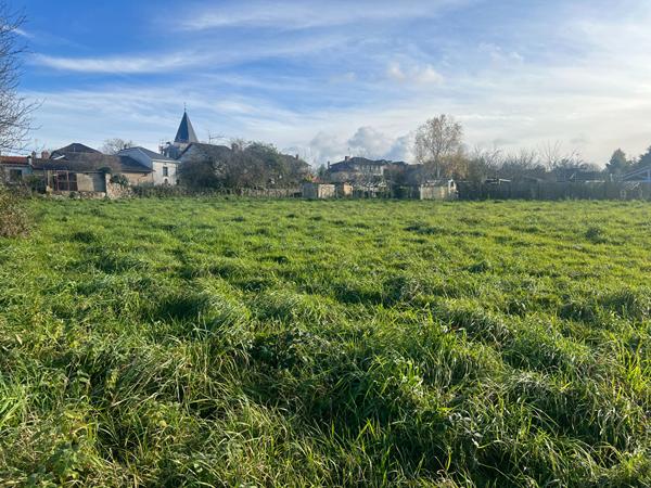 Magnifique terrain constructible dans le bourg commune de Cognac la Foret