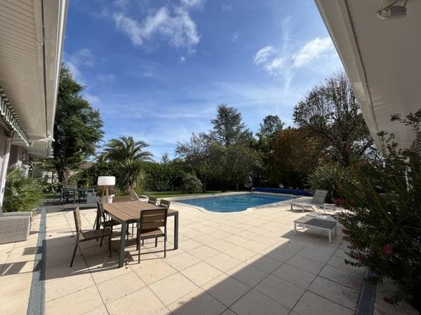 Maison à vendre |  Blanquefort |  9 pièces | 300 m²