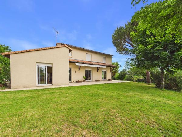 Maison à Ligugé de 230 m2 , 4 chambres +1 studio indépendant, jardin, garage