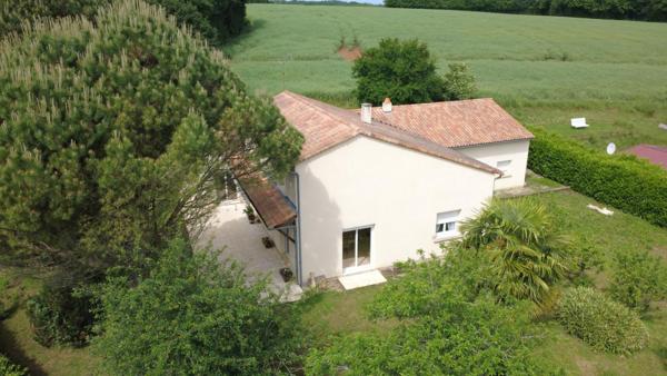 Maison à Ligugé de 230 m2 , 4 chambres +1 studio indépendant, jardin, garage