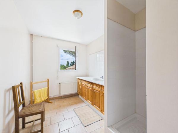 Maison à Ligugé de 230 m2 , 4 chambres +1 studio indépendant, jardin, garage