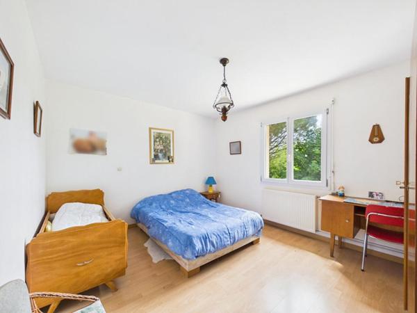 Maison à Ligugé de 230 m2 , 4 chambres +1 studio indépendant, jardin, garage