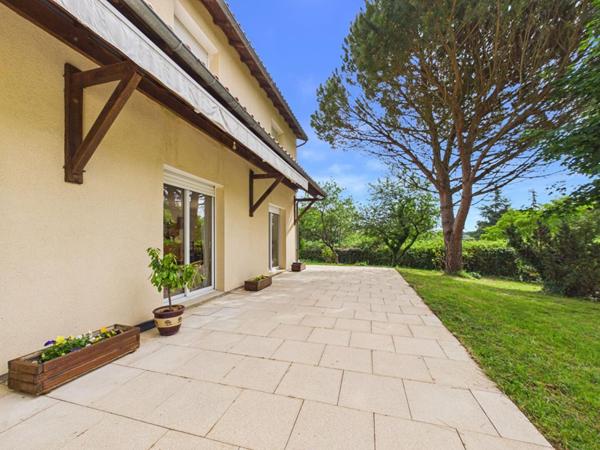Maison à Ligugé de 230 m2 , 4 chambres +1 studio indépendant, jardin, garage