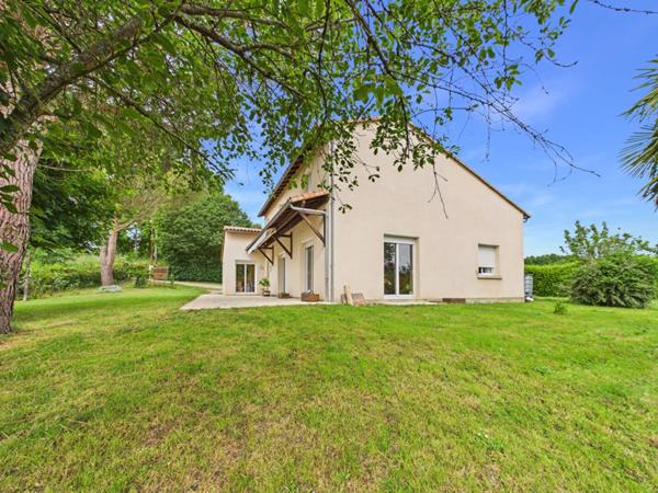 Maison à Ligugé de 230 m2 , 4 chambres +1 studio indépendant, jardin, garage