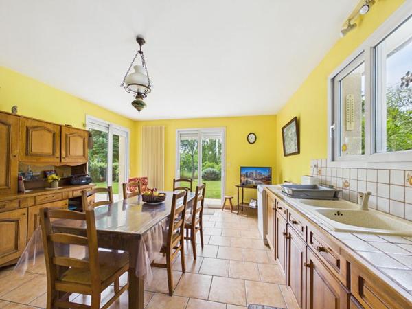 Maison à Ligugé de 230 m2 , 4 chambres +1 studio indépendant, jardin, garage