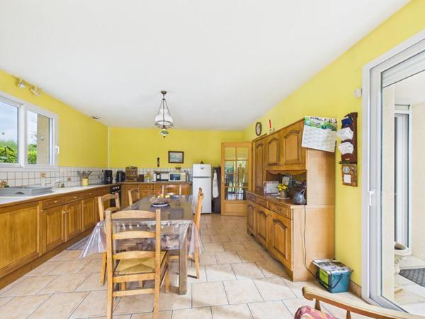 Maison à Ligugé de 230 m2 , 4 chambres +1 studio indépendant, jardin, garage
