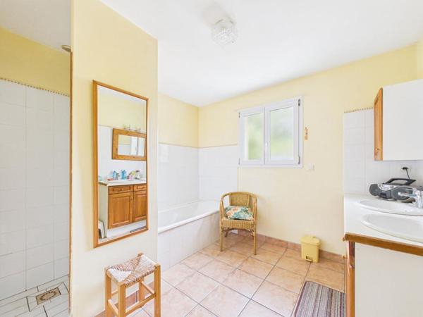 Maison à Ligugé de 230 m2 , 4 chambres +1 studio indépendant, jardin, garage