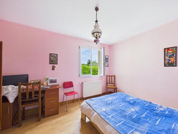 Maison à Ligugé de 230 m2 , 4 chambres +1 studio indépendant, jardin, garage