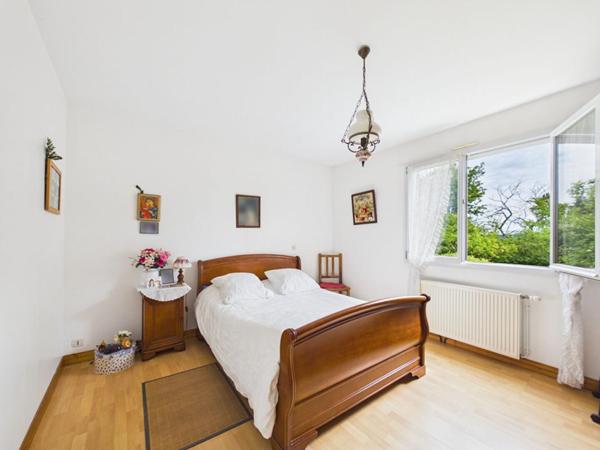 Maison à Ligugé de 230 m2 , 4 chambres +1 studio indépendant, jardin, garage