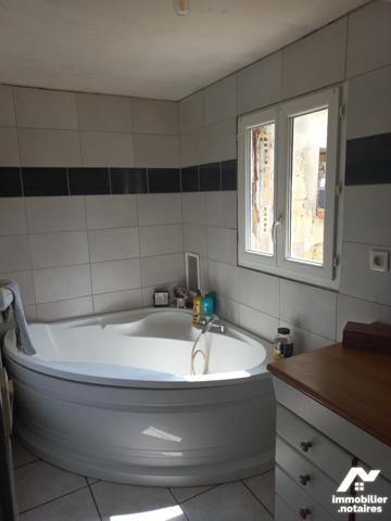 maison habitation, séjour, cuisine, couloir, SDB, WC, 2 chambres grenier