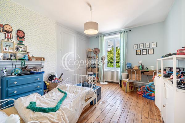Maison
                                                                                                                                                                                                                                                                                                                        7 pièce(s)                                                                                                                                                                                                          5 chambre(s)                                                                                                                                                                                                          152  m²