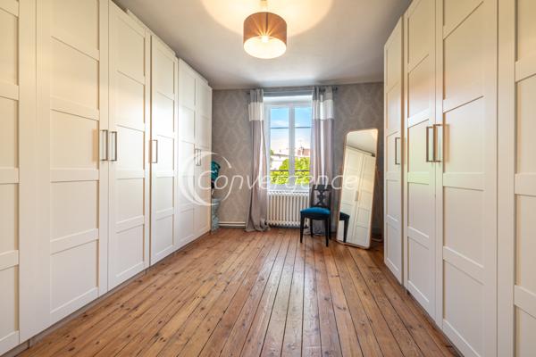 Maison
                                                                                                                                                                                                                                                                                                                        7 pièce(s)                                                                                                                                                                                                          5 chambre(s)                                                                                                                                                                                                          152  m²