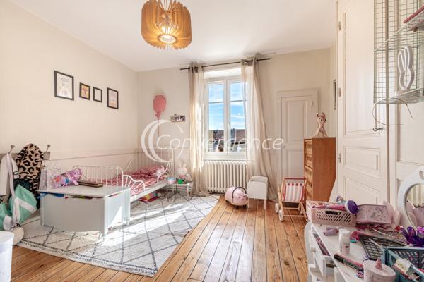 Maison
                                                                                                                                                                                                                                                                                                                        7 pièce(s)                                                                                                                                                                                                          5 chambre(s)                                                                                                                                                                                                          152  m²