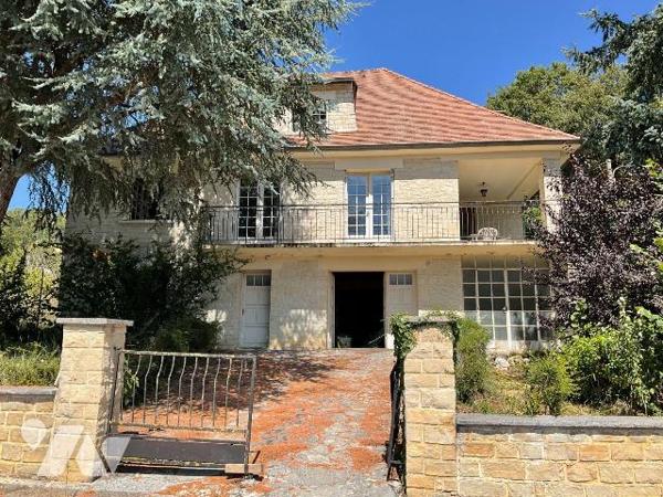 A VENDRE : Dans village avec commerces, proche GOURDON (Lot - 46), maison en pierre avec terrai...