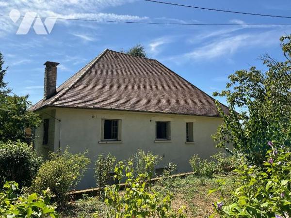 A VENDRE : Dans village avec commerces, proche GOURDON (Lot - 46), maison en pierre avec terrai...