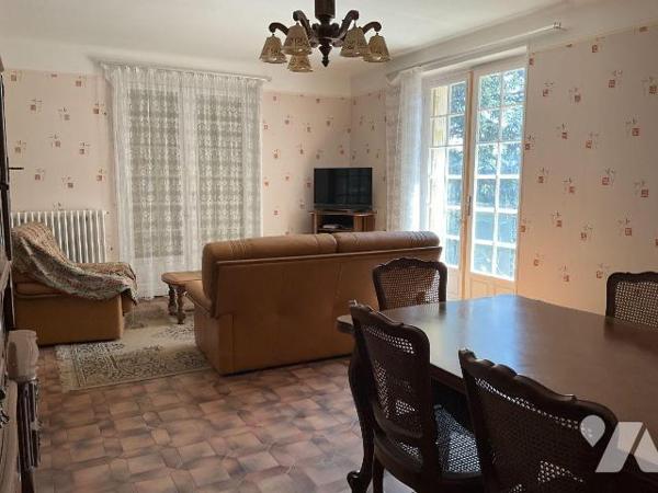 A VENDRE : Dans village avec commerces, proche GOURDON (Lot - 46), maison en pierre avec terrai...