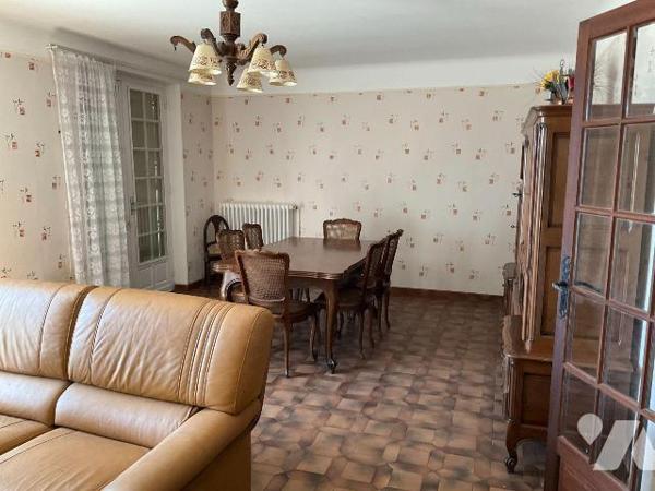 A VENDRE : Dans village avec commerces, proche GOURDON (Lot - 46), maison en pierre avec terrai...