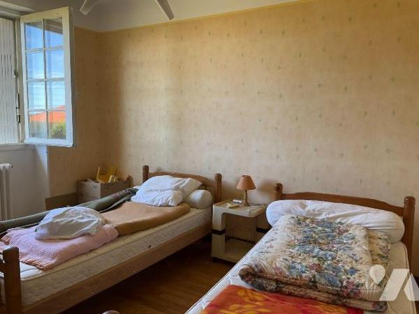 A VENDRE : Dans village avec commerces, proche GOURDON (Lot - 46), maison en pierre avec terrai...