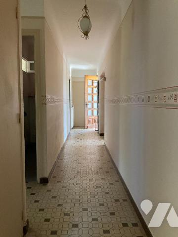 A VENDRE : Dans village avec commerces, proche GOURDON (Lot - 46), maison en pierre avec terrai...