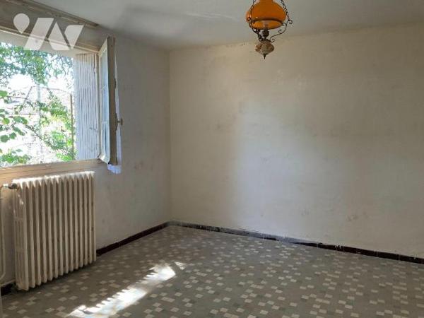 A VENDRE : Dans village avec commerces, proche GOURDON (Lot - 46), maison en pierre avec terrai...