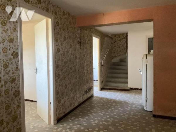 A VENDRE : Dans village avec commerces, proche GOURDON (Lot - 46), maison en pierre avec terrai...