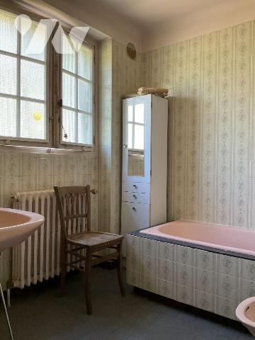 A VENDRE : Dans village avec commerces, proche GOURDON (Lot - 46), maison en pierre avec terrai...