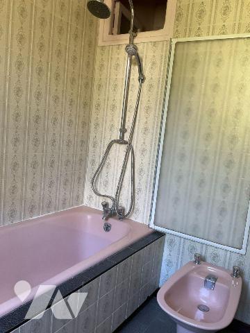 A VENDRE : Dans village avec commerces, proche GOURDON (Lot - 46), maison en pierre avec terrai...