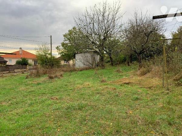 A VENDRE : Dans village avec commerces, proche GOURDON (Lot - 46), maison en pierre avec terrai...