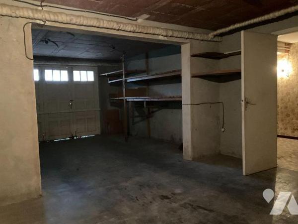 A VENDRE : Dans village avec commerces, proche GOURDON (Lot - 46), maison en pierre avec terrai...