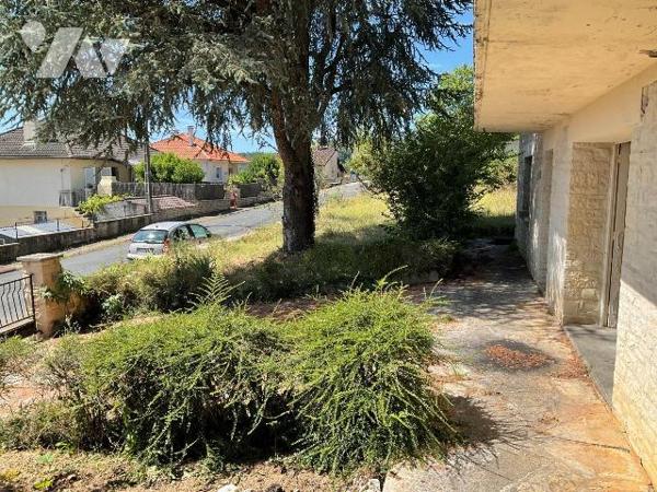 A VENDRE : Dans village avec commerces, proche GOURDON (Lot - 46), maison en pierre avec terrai...