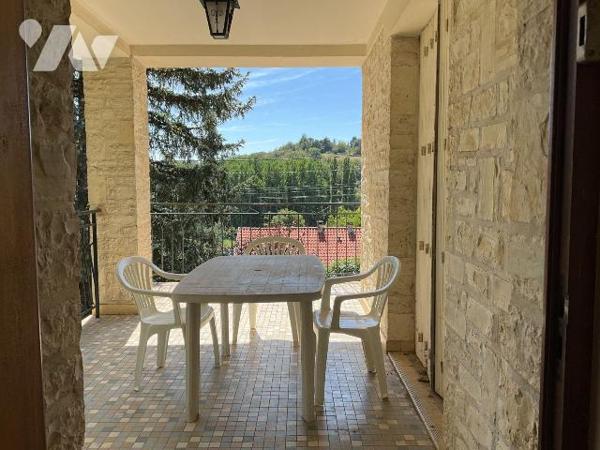 A VENDRE : Dans village avec commerces, proche GOURDON (Lot - 46), maison en pierre avec terrai...