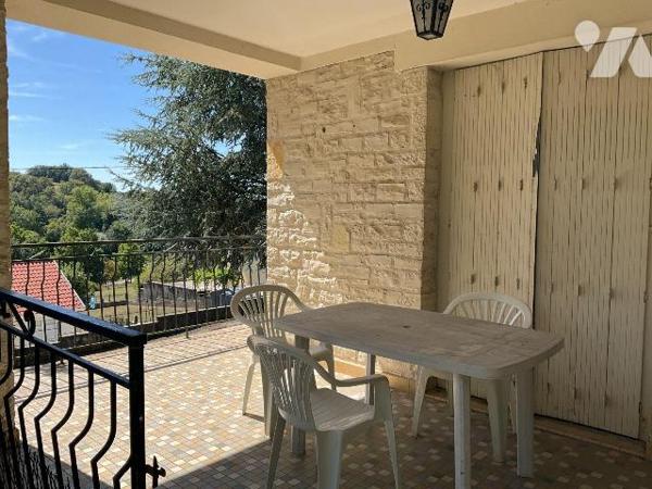 A VENDRE : Dans village avec commerces, proche GOURDON (Lot - 46), maison en pierre avec terrai...