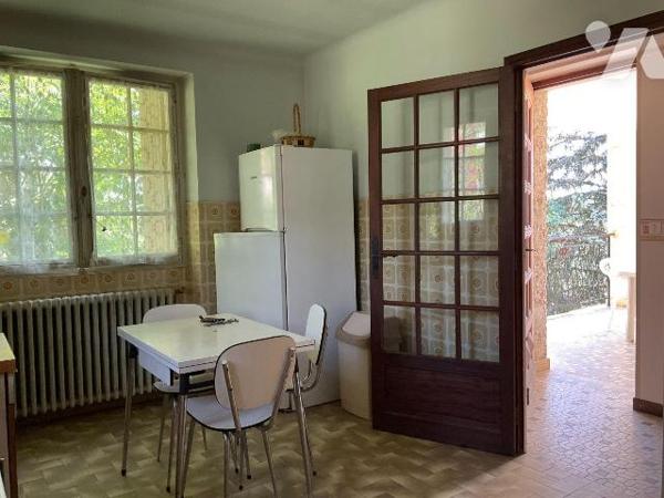 A VENDRE : Dans village avec commerces, proche GOURDON (Lot - 46), maison en pierre avec terrai...