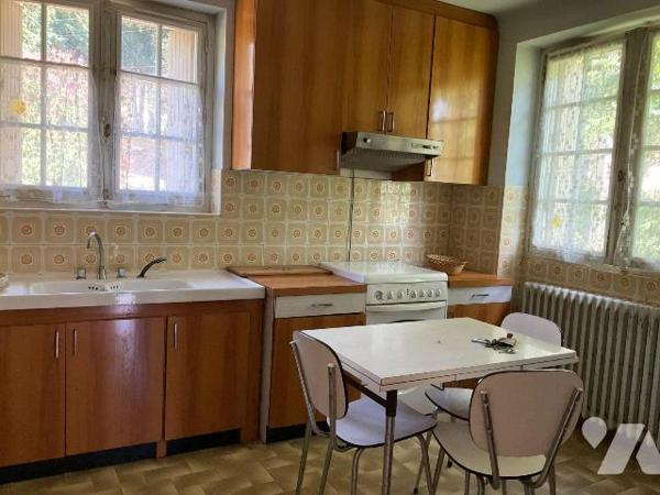 A VENDRE : Dans village avec commerces, proche GOURDON (Lot - 46), maison en pierre avec terrai...