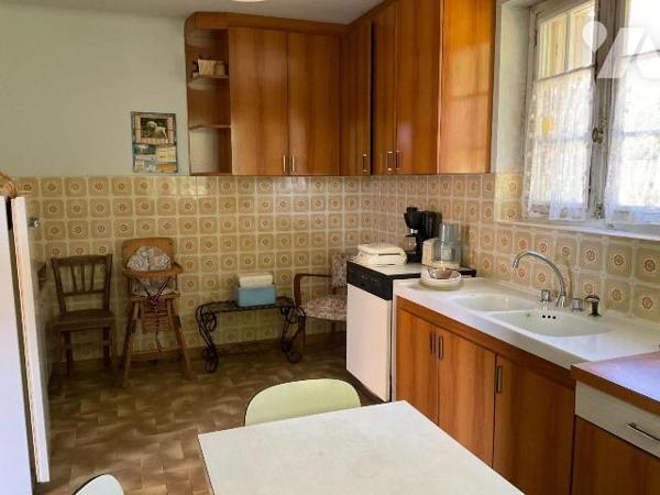 A VENDRE : Dans village avec commerces, proche GOURDON (Lot - 46), maison en pierre avec terrai...