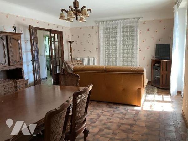 A VENDRE : Dans village avec commerces, proche GOURDON (Lot - 46), maison en pierre avec terrai...