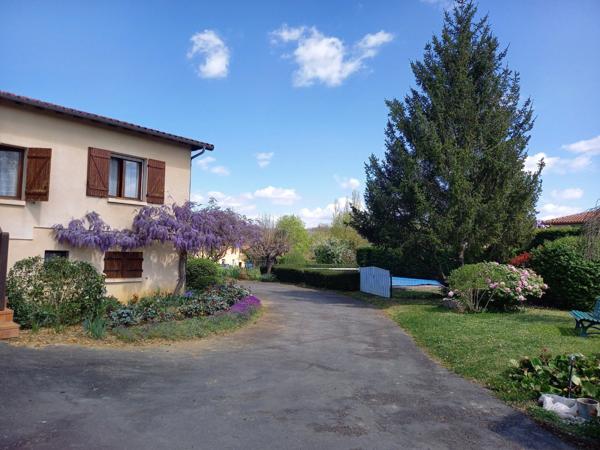 Maison à vendre 8 pièces; grand sous-sol, piscine sur terrain de 1500 m² située au Sud D'Auch