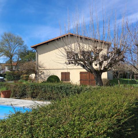 Maison à vendre 8 pièces; grand sous-sol, piscine sur terrain de 1500 m² située au Sud D'Auch