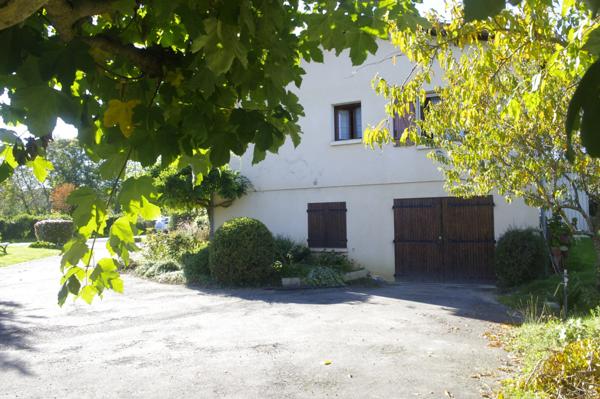 Maison à vendre 8 pièces; grand sous-sol, piscine sur terrain de 1500 m² située au Sud D'Auch