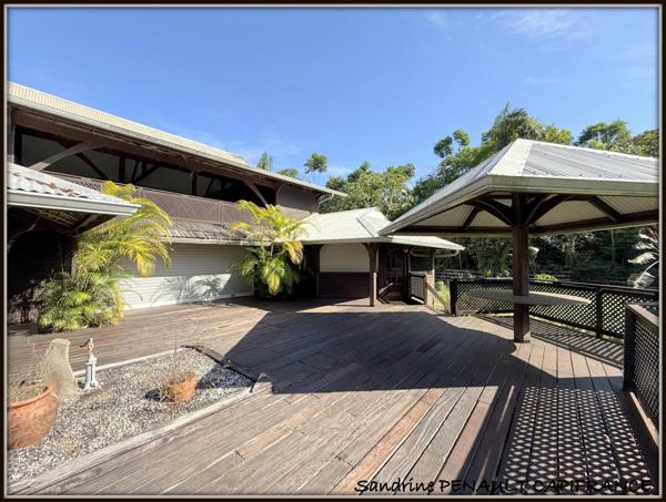 A VENDRE A MONTSINERY TONNEGRANDE (CARAPA) UNE MAGNIFIQUE PROPRIETE T6 DE 268 m² - TERRAIN 1 HECTARE - AU PRIX DE 392 000 €.