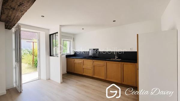 *** Nouveauté en Exclusivité: Coup de cœur assuré pour cette jolie Maison de village avec sa dépendance dans un secteur très privilégié ***

Découvrez cette jolie Maison lumineuse et fonctionnelle offrant de beaux volumes. Elle dispose de 3 belles chambres, idéales pour accueillir une famille ou aménager un espace de télétravail, dont une de plain-pied.
À l’extérieur, vous profiterez d’un agréable petit jardin, parfait pour vos moments de détente ou vos repas en plein air.
Un véritable atout : une dépendance de 55m2 permettant d’accueillir jusqu’à 3 véhicules, un confort rare et très apprécié.

* Descriptif de la Maison *

Au rez-de-jardin :
- Une entrée  
- Un espace de vie spacieux et lumineux grâce à ses ouvertures sur le jardin
- Un dégagement distribuant :
- Une belle chambre de plain-pied 
- Une salle d'eau 
- Un wc séparé

A l'étage : 
- 2 vastes chambres avec espace de rangement
- Un wc séparé avec lave-mains
- Un dressing offrant la possibilité d'aménager une seconde salle d'eau (arrivée installée)

* Ses extérieurs *
- Un terrain entièrement clos de murs 
- Une dépendance compartimentée en une cave et pouvant accueillir 3 véhicules
- Une petite terrasse couverte
- Un jardin

* Son secteur *
- proximité de services : école primaire avec un service de cantine et de garderie,  service de transports pour le collège et le lycée, tous commerces de proximité 
- 4 mins de l'autoroute A5
- 4 mins de la Cathédrale de Sens
- 6 mins de la Gare de Sens

* Ses équipements et ses avantages *
- A quelques mètres du centre ville où se trouvent toutes les commodités : boulanger, pharmacie, boucherie, supermarchés, centre médical, centre dentaire, centre sportif, école, collège...
- Toiture de la Maison et des dépendance en très bon état, remaniées en 2024
- Ouvertures en double vitrage 
- Cuisine et Salle d'eau neuves
- Chauffage Gaz de Ville - chaudière neuve
- Electricité refaite à neuf, aux normes
- Plomberie aux normes
- Assainissement collectif aux normes

Véritable coup de cœur pour l'intimité et le cachet qu'offre cette Maison