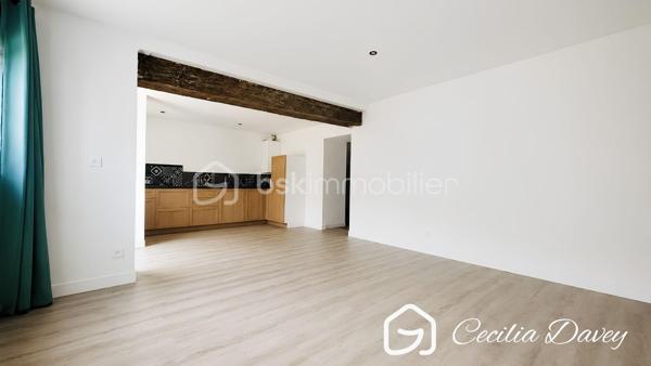 *** Nouveauté en Exclusivité: Coup de cœur assuré pour cette jolie Maison de village avec sa dépendance dans un secteur très privilégié ***

Découvrez cette jolie Maison lumineuse et fonctionnelle offrant de beaux volumes. Elle dispose de 3 belles chambres, idéales pour accueillir une famille ou aménager un espace de télétravail, dont une de plain-pied.
À l’extérieur, vous profiterez d’un agréable petit jardin, parfait pour vos moments de détente ou vos repas en plein air.
Un véritable atout : une dépendance de 55m2 permettant d’accueillir jusqu’à 3 véhicules, un confort rare et très apprécié.

* Descriptif de la Maison *

Au rez-de-jardin :
- Une entrée  
- Un espace de vie spacieux et lumineux grâce à ses ouvertures sur le jardin
- Un dégagement distribuant :
- Une belle chambre de plain-pied 
- Une salle d'eau 
- Un wc séparé

A l'étage : 
- 2 vastes chambres avec espace de rangement
- Un wc séparé avec lave-mains
- Un dressing offrant la possibilité d'aménager une seconde salle d'eau (arrivée installée)

* Ses extérieurs *
- Un terrain entièrement clos de murs 
- Une dépendance compartimentée en une cave et pouvant accueillir 3 véhicules
- Une petite terrasse couverte
- Un jardin

* Son secteur *
- proximité de services : école primaire avec un service de cantine et de garderie,  service de transports pour le collège et le lycée, tous commerces de proximité 
- 4 mins de l'autoroute A5
- 4 mins de la Cathédrale de Sens
- 6 mins de la Gare de Sens

* Ses équipements et ses avantages *
- A quelques mètres du centre ville où se trouvent toutes les commodités : boulanger, pharmacie, boucherie, supermarchés, centre médical, centre dentaire, centre sportif, école, collège...
- Toiture de la Maison et des dépendance en très bon état, remaniées en 2024
- Ouvertures en double vitrage 
- Cuisine et Salle d'eau neuves
- Chauffage Gaz de Ville - chaudière neuve
- Electricité refaite à neuf, aux normes
- Plomberie aux normes
- Assainissement collectif aux normes

Véritable coup de cœur pour l'intimité et le cachet qu'offre cette Maison