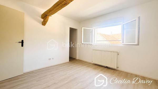 *** Nouveauté en Exclusivité: Coup de cœur assuré pour cette jolie Maison de village avec sa dépendance dans un secteur très privilégié ***

Découvrez cette jolie Maison lumineuse et fonctionnelle offrant de beaux volumes. Elle dispose de 3 belles chambres, idéales pour accueillir une famille ou aménager un espace de télétravail, dont une de plain-pied.
À l’extérieur, vous profiterez d’un agréable petit jardin, parfait pour vos moments de détente ou vos repas en plein air.
Un véritable atout : une dépendance de 55m2 permettant d’accueillir jusqu’à 3 véhicules, un confort rare et très apprécié.

* Descriptif de la Maison *

Au rez-de-jardin :
- Une entrée  
- Un espace de vie spacieux et lumineux grâce à ses ouvertures sur le jardin
- Un dégagement distribuant :
- Une belle chambre de plain-pied 
- Une salle d'eau 
- Un wc séparé

A l'étage : 
- 2 vastes chambres avec espace de rangement
- Un wc séparé avec lave-mains
- Un dressing offrant la possibilité d'aménager une seconde salle d'eau (arrivée installée)

* Ses extérieurs *
- Un terrain entièrement clos de murs 
- Une dépendance compartimentée en une cave et pouvant accueillir 3 véhicules
- Une petite terrasse couverte
- Un jardin

* Son secteur *
- proximité de services : école primaire avec un service de cantine et de garderie,  service de transports pour le collège et le lycée, tous commerces de proximité 
- 4 mins de l'autoroute A5
- 4 mins de la Cathédrale de Sens
- 6 mins de la Gare de Sens

* Ses équipements et ses avantages *
- A quelques mètres du centre ville où se trouvent toutes les commodités : boulanger, pharmacie, boucherie, supermarchés, centre médical, centre dentaire, centre sportif, école, collège...
- Toiture de la Maison et des dépendance en très bon état, remaniées en 2024
- Ouvertures en double vitrage 
- Cuisine et Salle d'eau neuves
- Chauffage Gaz de Ville - chaudière neuve
- Electricité refaite à neuf, aux normes
- Plomberie aux normes
- Assainissement collectif aux normes

Véritable coup de cœur pour l'intimité et le cachet qu'offre cette Maison