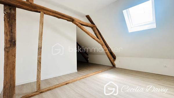 *** Nouveauté en Exclusivité: Coup de cœur assuré pour cette jolie Maison de village avec sa dépendance dans un secteur très privilégié ***

Découvrez cette jolie Maison lumineuse et fonctionnelle offrant de beaux volumes. Elle dispose de 3 belles chambres, idéales pour accueillir une famille ou aménager un espace de télétravail, dont une de plain-pied.
À l’extérieur, vous profiterez d’un agréable petit jardin, parfait pour vos moments de détente ou vos repas en plein air.
Un véritable atout : une dépendance de 55m2 permettant d’accueillir jusqu’à 3 véhicules, un confort rare et très apprécié.

* Descriptif de la Maison *

Au rez-de-jardin :
- Une entrée  
- Un espace de vie spacieux et lumineux grâce à ses ouvertures sur le jardin
- Un dégagement distribuant :
- Une belle chambre de plain-pied 
- Une salle d'eau 
- Un wc séparé

A l'étage : 
- 2 vastes chambres avec espace de rangement
- Un wc séparé avec lave-mains
- Un dressing offrant la possibilité d'aménager une seconde salle d'eau (arrivée installée)

* Ses extérieurs *
- Un terrain entièrement clos de murs 
- Une dépendance compartimentée en une cave et pouvant accueillir 3 véhicules
- Une petite terrasse couverte
- Un jardin

* Son secteur *
- proximité de services : école primaire avec un service de cantine et de garderie,  service de transports pour le collège et le lycée, tous commerces de proximité 
- 4 mins de l'autoroute A5
- 4 mins de la Cathédrale de Sens
- 6 mins de la Gare de Sens

* Ses équipements et ses avantages *
- A quelques mètres du centre ville où se trouvent toutes les commodités : boulanger, pharmacie, boucherie, supermarchés, centre médical, centre dentaire, centre sportif, école, collège...
- Toiture de la Maison et des dépendance en très bon état, remaniées en 2024
- Ouvertures en double vitrage 
- Cuisine et Salle d'eau neuves
- Chauffage Gaz de Ville - chaudière neuve
- Electricité refaite à neuf, aux normes
- Plomberie aux normes
- Assainissement collectif aux normes

Véritable coup de cœur pour l'intimité et le cachet qu'offre cette Maison
