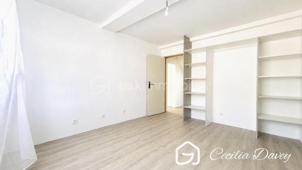 *** Nouveauté en Exclusivité: Coup de cœur assuré pour cette jolie Maison de village avec sa dépendance dans un secteur très privilégié ***

Découvrez cette jolie Maison lumineuse et fonctionnelle offrant de beaux volumes. Elle dispose de 3 belles chambres, idéales pour accueillir une famille ou aménager un espace de télétravail, dont une de plain-pied.
À l’extérieur, vous profiterez d’un agréable petit jardin, parfait pour vos moments de détente ou vos repas en plein air.
Un véritable atout : une dépendance de 55m2 permettant d’accueillir jusqu’à 3 véhicules, un confort rare et très apprécié.

* Descriptif de la Maison *

Au rez-de-jardin :
- Une entrée  
- Un espace de vie spacieux et lumineux grâce à ses ouvertures sur le jardin
- Un dégagement distribuant :
- Une belle chambre de plain-pied 
- Une salle d'eau 
- Un wc séparé

A l'étage : 
- 2 vastes chambres avec espace de rangement
- Un wc séparé avec lave-mains
- Un dressing offrant la possibilité d'aménager une seconde salle d'eau (arrivée installée)

* Ses extérieurs *
- Un terrain entièrement clos de murs 
- Une dépendance compartimentée en une cave et pouvant accueillir 3 véhicules
- Une petite terrasse couverte
- Un jardin

* Son secteur *
- proximité de services : école primaire avec un service de cantine et de garderie,  service de transports pour le collège et le lycée, tous commerces de proximité 
- 4 mins de l'autoroute A5
- 4 mins de la Cathédrale de Sens
- 6 mins de la Gare de Sens

* Ses équipements et ses avantages *
- A quelques mètres du centre ville où se trouvent toutes les commodités : boulanger, pharmacie, boucherie, supermarchés, centre médical, centre dentaire, centre sportif, école, collège...
- Toiture de la Maison et des dépendance en très bon état, remaniées en 2024
- Ouvertures en double vitrage 
- Cuisine et Salle d'eau neuves
- Chauffage Gaz de Ville - chaudière neuve
- Electricité refaite à neuf, aux normes
- Plomberie aux normes
- Assainissement collectif aux normes

Véritable coup de cœur pour l'intimité et le cachet qu'offre cette Maison