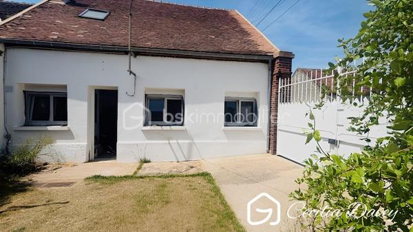 *** Nouveauté en Exclusivité: Coup de cœur assuré pour cette jolie Maison de village avec sa dépendance dans un secteur très privilégié ***

Découvrez cette jolie Maison lumineuse et fonctionnelle offrant de beaux volumes. Elle dispose de 3 belles chambres, idéales pour accueillir une famille ou aménager un espace de télétravail, dont une de plain-pied.
À l’extérieur, vous profiterez d’un agréable petit jardin, parfait pour vos moments de détente ou vos repas en plein air.
Un véritable atout : une dépendance de 55m2 permettant d’accueillir jusqu’à 3 véhicules, un confort rare et très apprécié.

* Descriptif de la Maison *

Au rez-de-jardin :
- Une entrée  
- Un espace de vie spacieux et lumineux grâce à ses ouvertures sur le jardin
- Un dégagement distribuant :
- Une belle chambre de plain-pied 
- Une salle d'eau 
- Un wc séparé

A l'étage : 
- 2 vastes chambres avec espace de rangement
- Un wc séparé avec lave-mains
- Un dressing offrant la possibilité d'aménager une seconde salle d'eau (arrivée installée)

* Ses extérieurs *
- Un terrain entièrement clos de murs 
- Une dépendance compartimentée en une cave et pouvant accueillir 3 véhicules
- Une petite terrasse couverte
- Un jardin

* Son secteur *
- proximité de services : école primaire avec un service de cantine et de garderie,  service de transports pour le collège et le lycée, tous commerces de proximité 
- 4 mins de l'autoroute A5
- 4 mins de la Cathédrale de Sens
- 6 mins de la Gare de Sens

* Ses équipements et ses avantages *
- A quelques mètres du centre ville où se trouvent toutes les commodités : boulanger, pharmacie, boucherie, supermarchés, centre médical, centre dentaire, centre sportif, école, collège...
- Toiture de la Maison et des dépendance en très bon état, remaniées en 2024
- Ouvertures en double vitrage 
- Cuisine et Salle d'eau neuves
- Chauffage Gaz de Ville - chaudière neuve
- Electricité refaite à neuf, aux normes
- Plomberie aux normes
- Assainissement collectif aux normes

Véritable coup de cœur pour l'intimité et le cachet qu'offre cette Maison